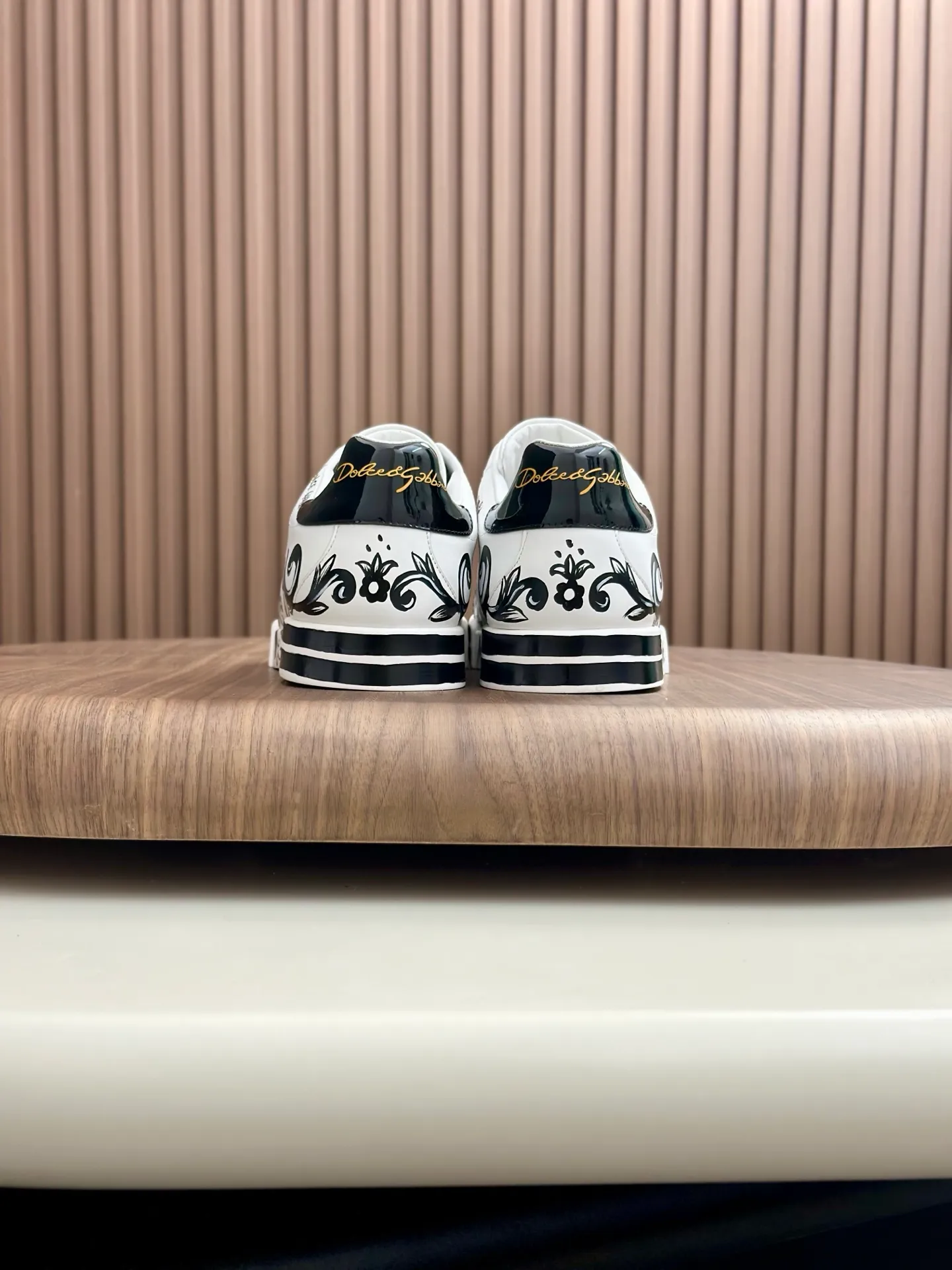 New product 💰900 DG Dolce & Gabbana men's shoes 💰ortofino graffiti calfskin sneakers ♞size; 39~44 (customized 38.45.46) Iconic men's shoes 💰ortofino series of sneakers, classic and timeless style, now presented with fashionable details. The calfskin engraved DG logo is a subtle finishing touch. Men's shoes💰ortofino calfskin sneakers: